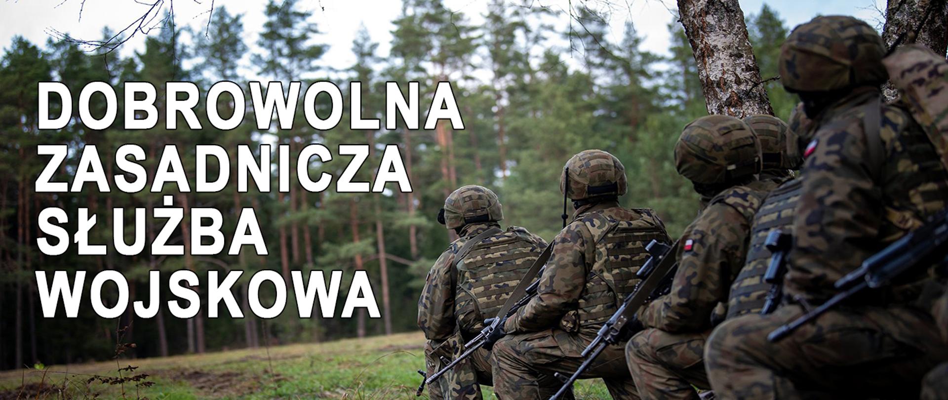 Kilku żołnierzy z karabinami zaczajona pod brzozą patrzy w kierunku lasu.