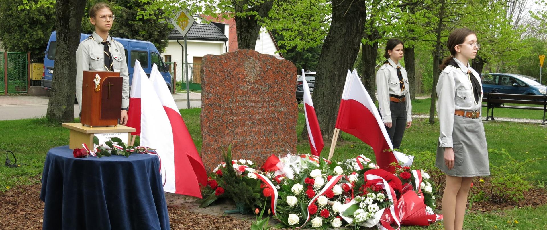 Warta honorowa harcerzy przy obelisku 