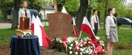 Warta honorowa harcerzy przy obelisku 