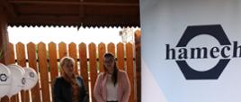 Przedstawiciele firm biorących udział w targach pozują do zdjęcia