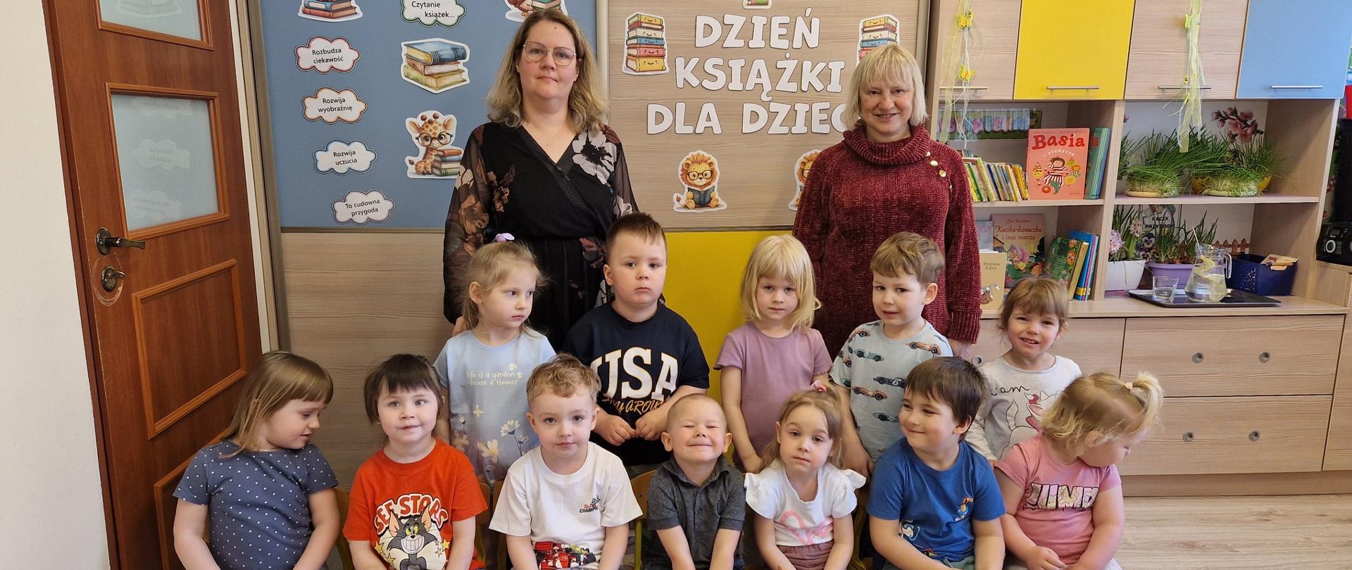 Grupa dzieci i 2 kobiety
