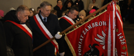 na zdjęciu delegacja ze sztandarem powiatu zambrowskiego