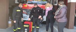 Wójt Gminy Mokobody, Kierownik GOPS i Strażacy OSP z nowym plecakiem PSP R-1