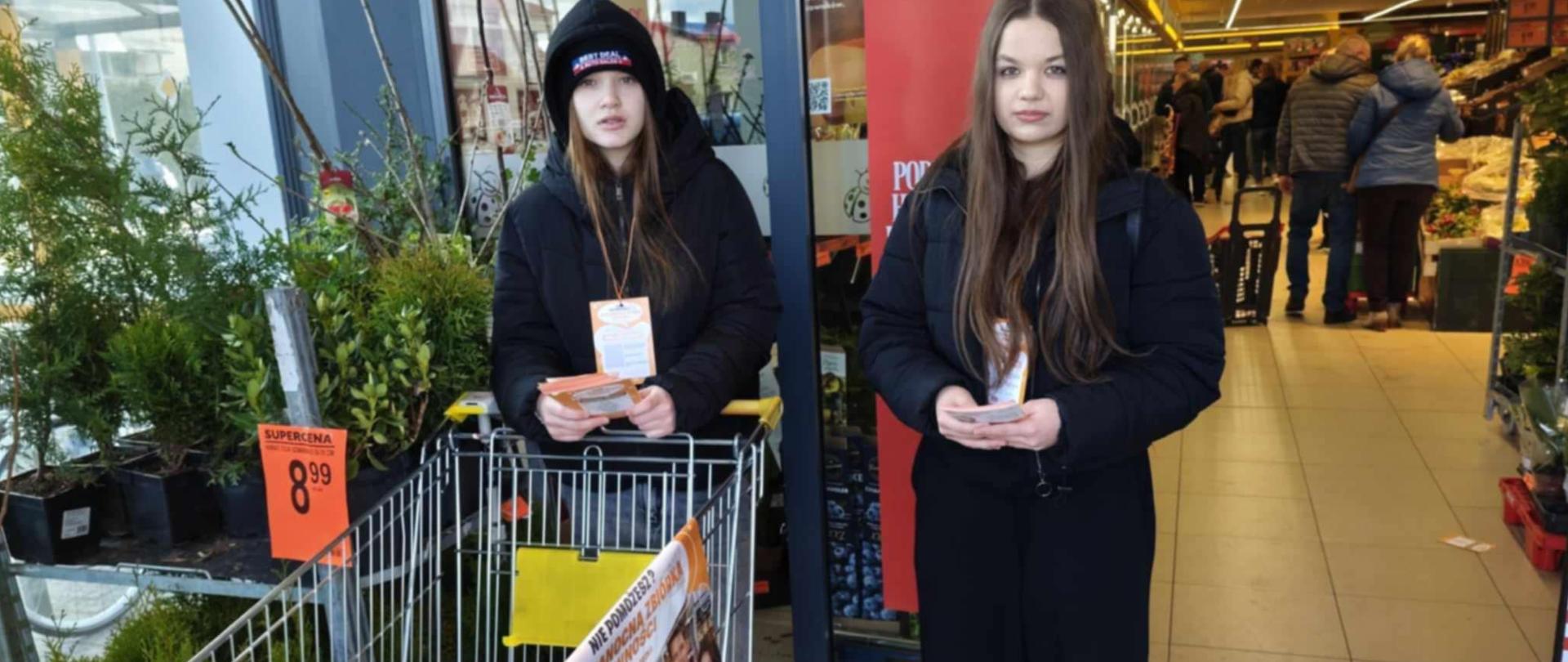Świąteczna Zbiorka Żywności - wolontariusze ze Szkoły Podstawowej im. Jana Pawła II w Żarnowie