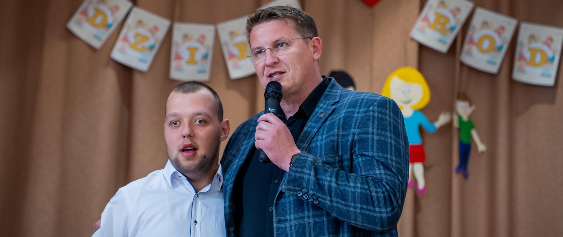 Wicestarosta Marcin Krzemiński z podopiecznym Specjalnego Ośrodka Szkolno - Wychowawczego w Kobylance