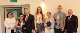 Nagrodzeni wraz z samorządowcami pozują do zdjęcia