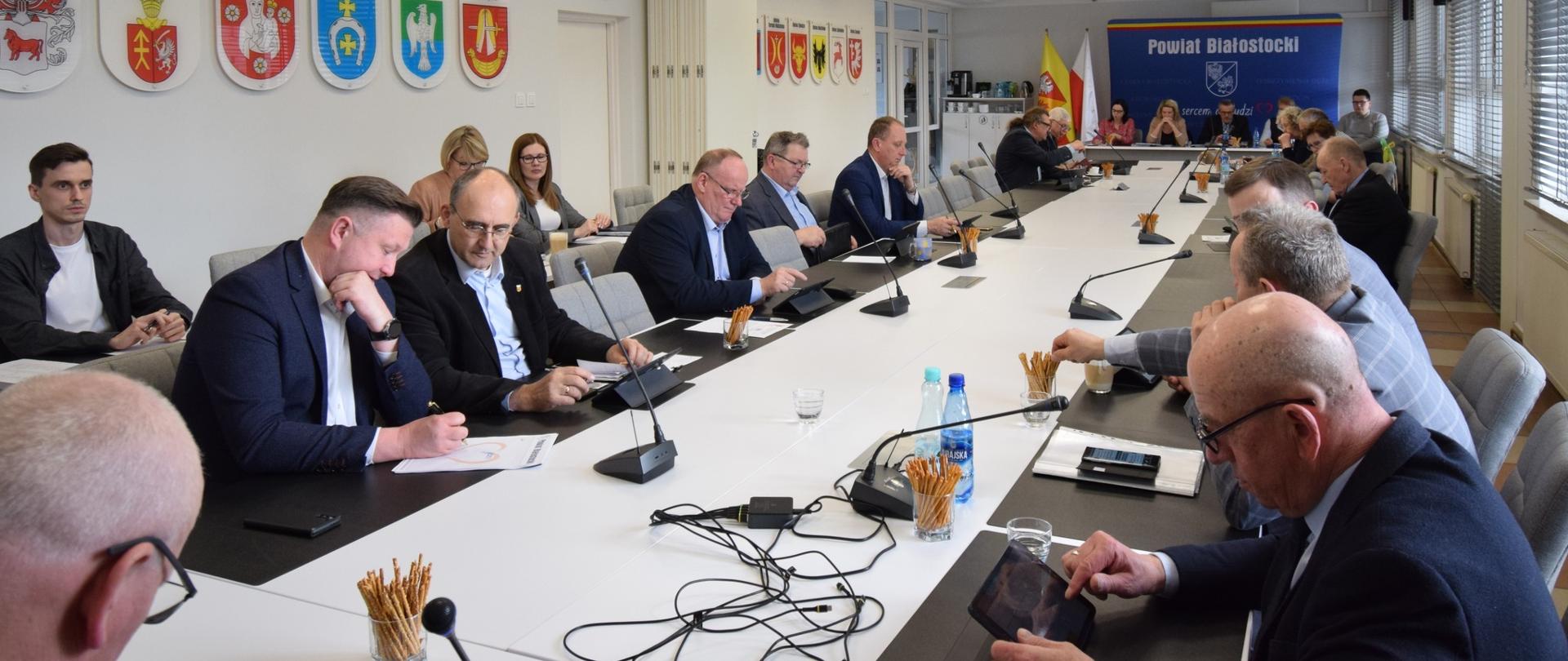 Komisja Infrastruktury technicznej w sali konferencyjnej Starostwa Powiatowego
