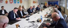 Komisja Infrastruktury technicznej w sali konferencyjnej Starostwa Powiatowego
