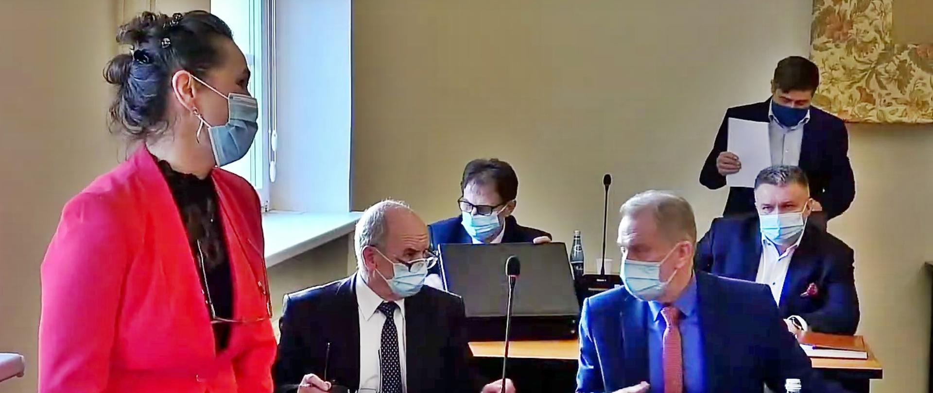 Dyrektor Jolanta Michałek na nadzwyczajnej sesji rady powiatu