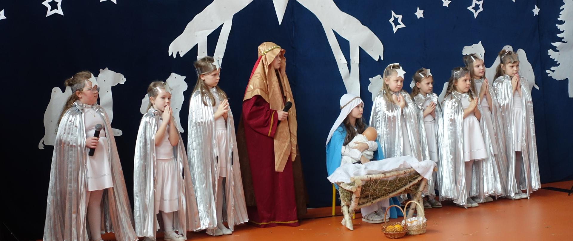 Święta Rodzina i aniołki w szopce