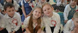Dzieci biorące udział w wydarzeniu pozują do wspólnego zdjęcia
