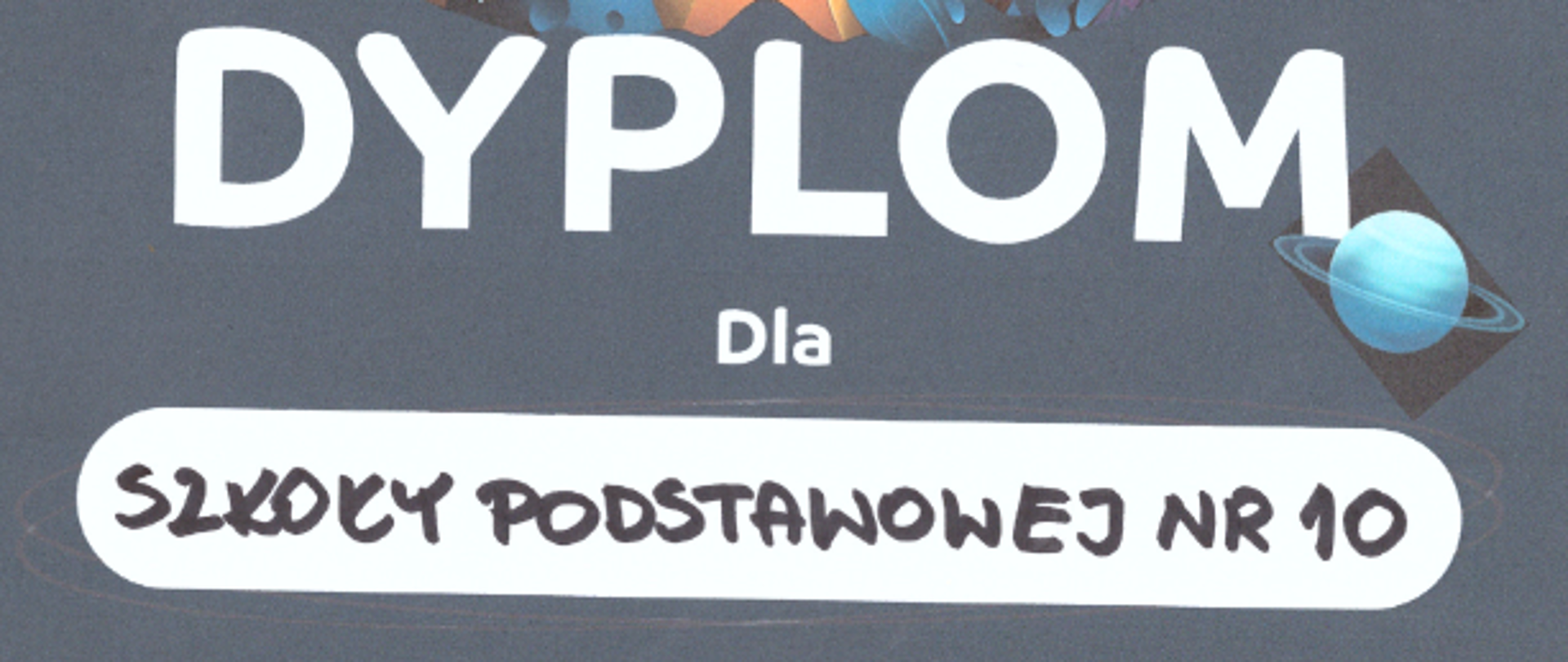 Ciemne tło, na górze grafika rakiety, wokół której znajdują się planety. Pod spodem biały gruby napis. Pod spodem białe okno z czarnym napisem. Na dole ręczny podpis burmistrza.