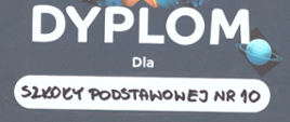 Ciemne tło, na górze grafika rakiety, wokół której znajdują się planety. Pod spodem biały gruby napis. Pod spodem białe okno z czarnym napisem. Na dole ręczny podpis burmistrza.