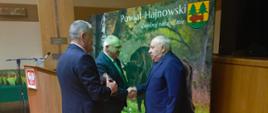 Starosta Hajnowski i Przewodniczący Rady wręczają nagrodę specjalną Panu Sergiuszowi Martyuniuk, Dyrektorowi przedsiębiorstwa PRONAR