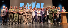 zdjęcie grupowe kończące Forum Partnerów Programu „Zawołani po imieniu” – „Odpowiedzialni za pamięć”, od lewej znajduje się Wicestarosta Zambrowski. Na zdjęciu znajdują się organizatorzy, uczestnicy i prelegenci wydarzenia.