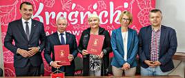 Na zdjęciu od lewej: wicestarosta Paweł Kudrel, starosta Andrzej Rolla, przedstawiciel wykonawcy Maria Markowska, skarbnik Iwona Szymańska oraz zastępca dyrektora zarządu dróg powiatowych Michał Kondracki