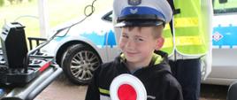 Chłopczyk pozuje w stroju policjanta