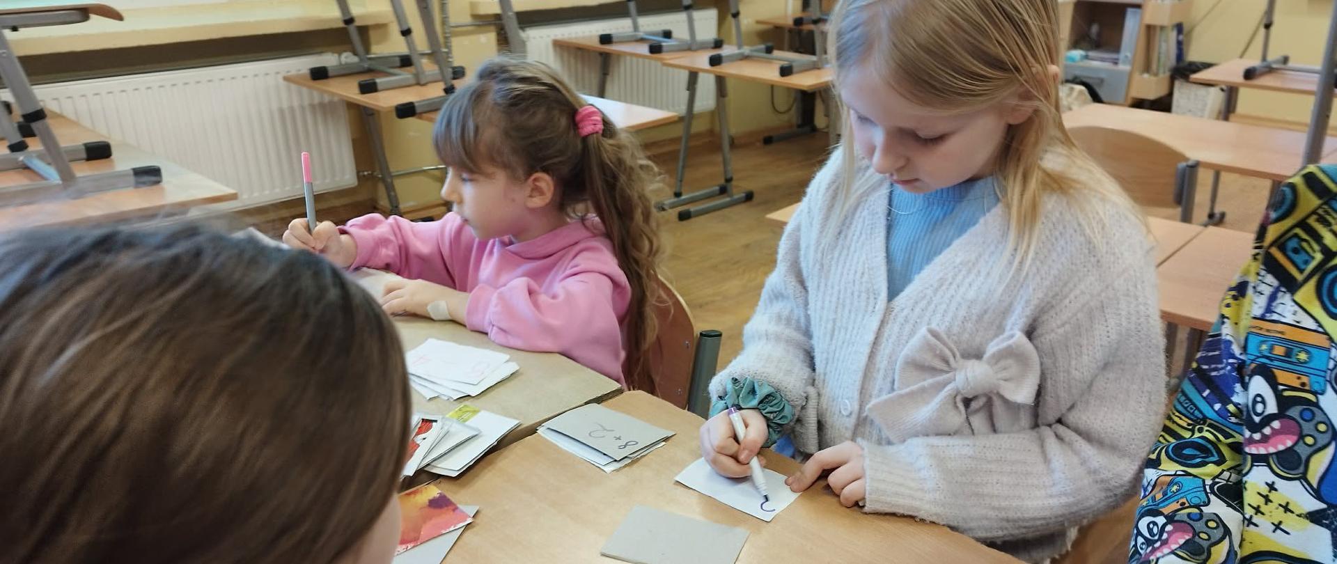 Matematyczna wojna karciana – nauka przez zabawę