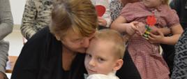 Dzieci pozują do zdjęcia wraz z dziadkami