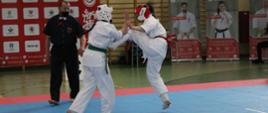 Jedna z walk podczas Otwartych Mistrzostw Polskiej Federacji Karate Shinkyokushinkai w Nakle Śląskim