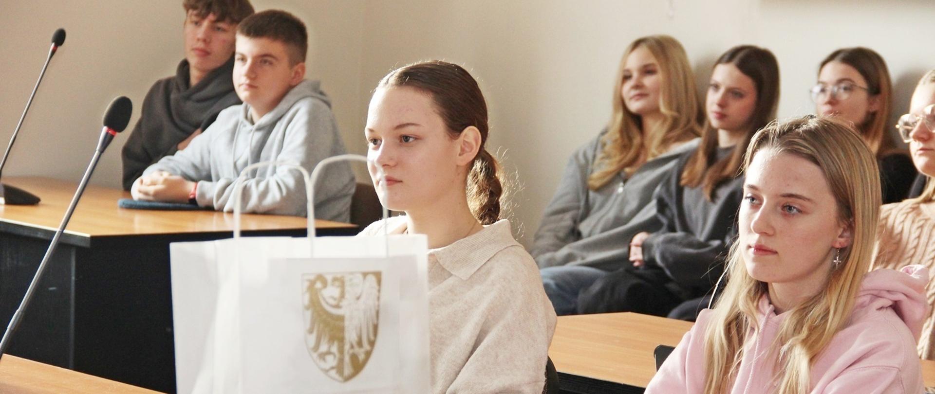 Młodzież z Litwy w Starostwie Powiatowym w Oleśnicy