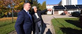 Starosta Powiatu Białostockiego Jan Bolesław Perkowski i dyrektor DPS w Choroszczy Jan Steckiewicz