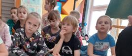 Dzieci słuchają wykładu prowadzonych przez funkcjonariuszy