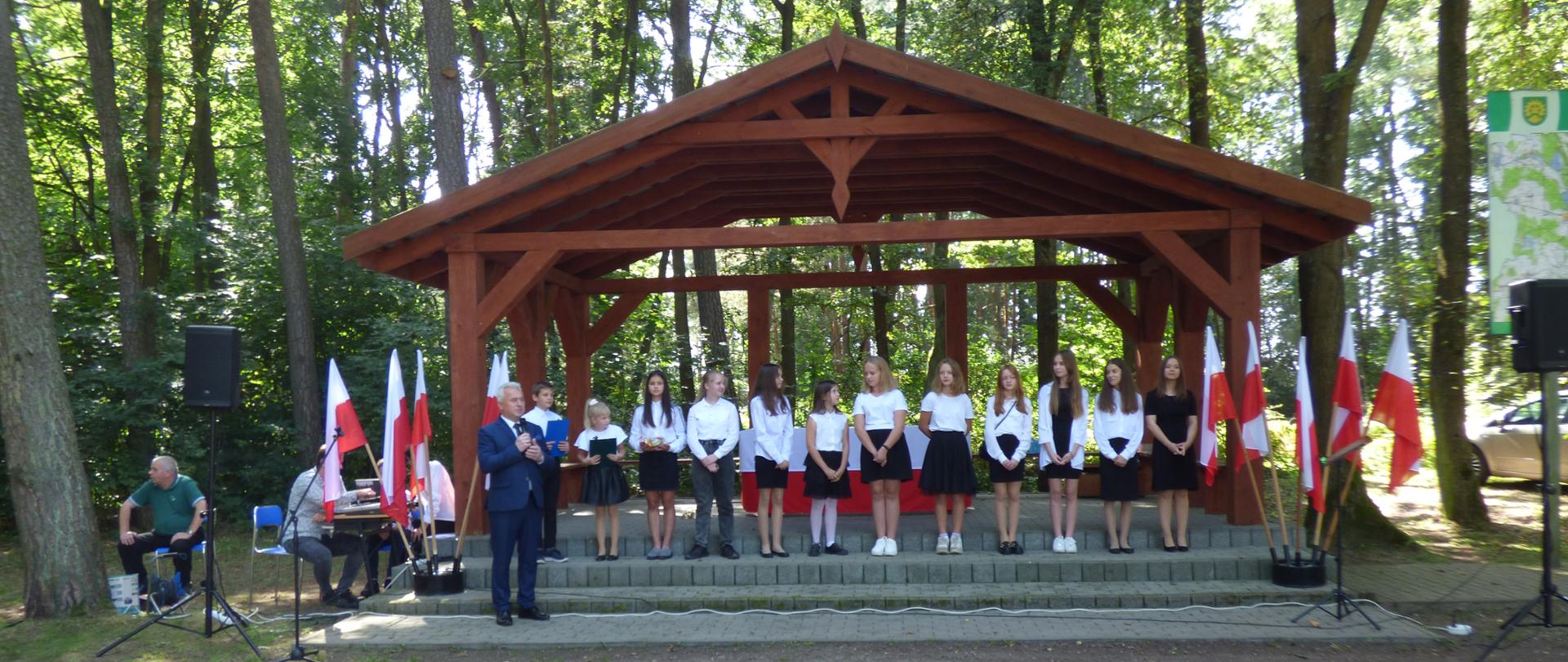 zdjęcie ilustruje podziękowanie składane przez Wójta Gminy – P. Leszka Kucę za piękną, wzruszającą akademię patriotyczną wykonaną przez uczniów ZPPO w Rudzie Malenieckiej oraz wszystkim zgromadzonym za przybycie i uświetnienie wydarzenia.