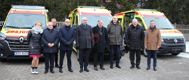 grupowe zdjęcie przy karetkach z delgacją