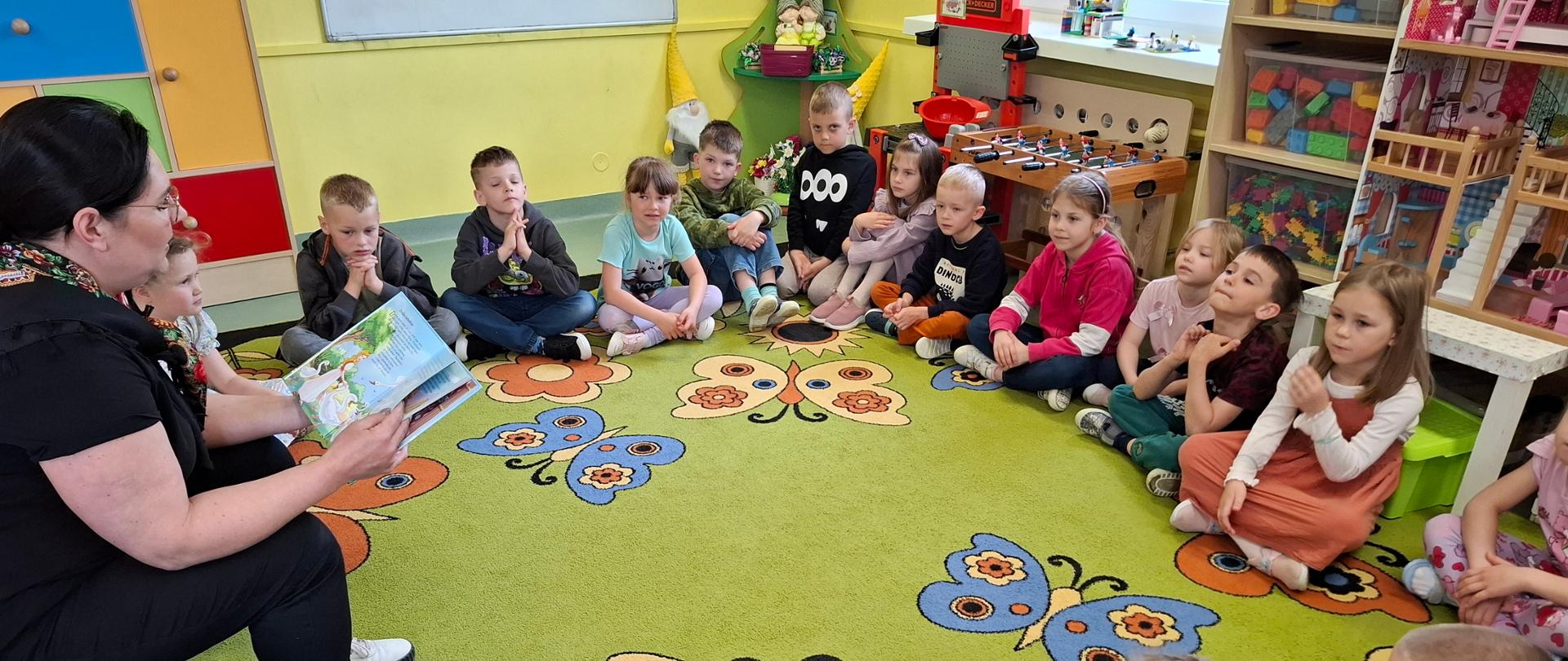 Dzieci słuchające Pani