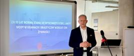 Starosta polkowicki przemawia do zgromadzonych osób