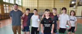 Drużyna ze Szkoły Podstawowej Nr 1 z Hajnówki pozuje do zdjęcia z trenerem