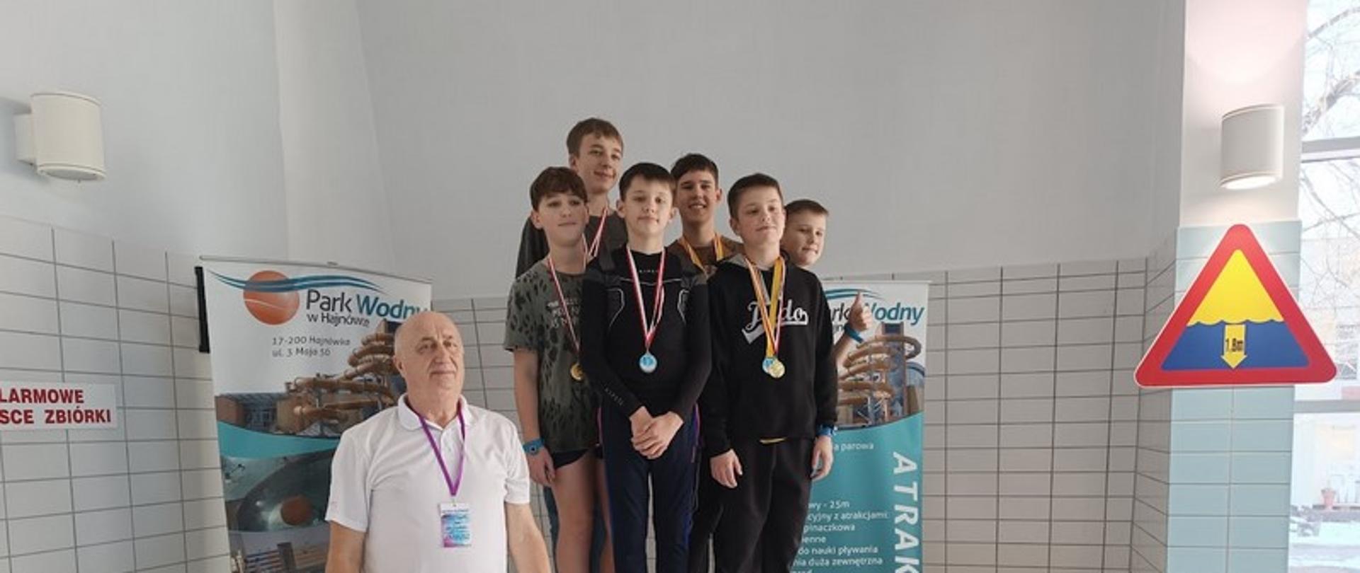 Moment nagrodzenia uczestników - młodzi zawodnicy stoją na podium