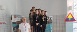 Moment nagrodzenia uczestników - młodzi zawodnicy stoją na podium