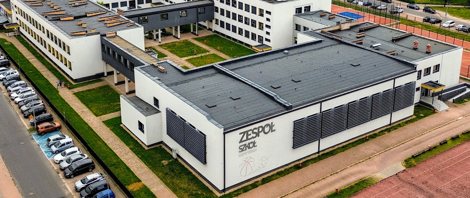 Kilka budynków stoi obok siebie