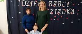 Dzieci pozują do zdjęcia z dziadkami i babciami