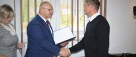 Starosta Hajnowski i Wicestarosta wręczają nagrodę hodowcy, obecnemu na sesji 