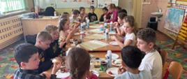 Uczniowie klas I-III podczas Szkolnego Dnia Gofra 