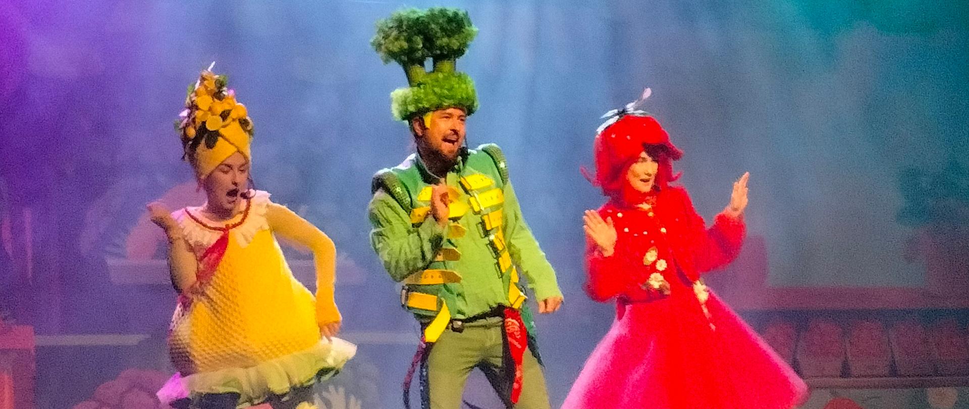 3 aktorów na scenie