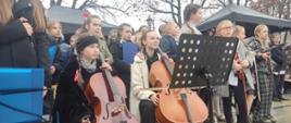 Wiolonczelistki i chór ze szkoły podstawowej