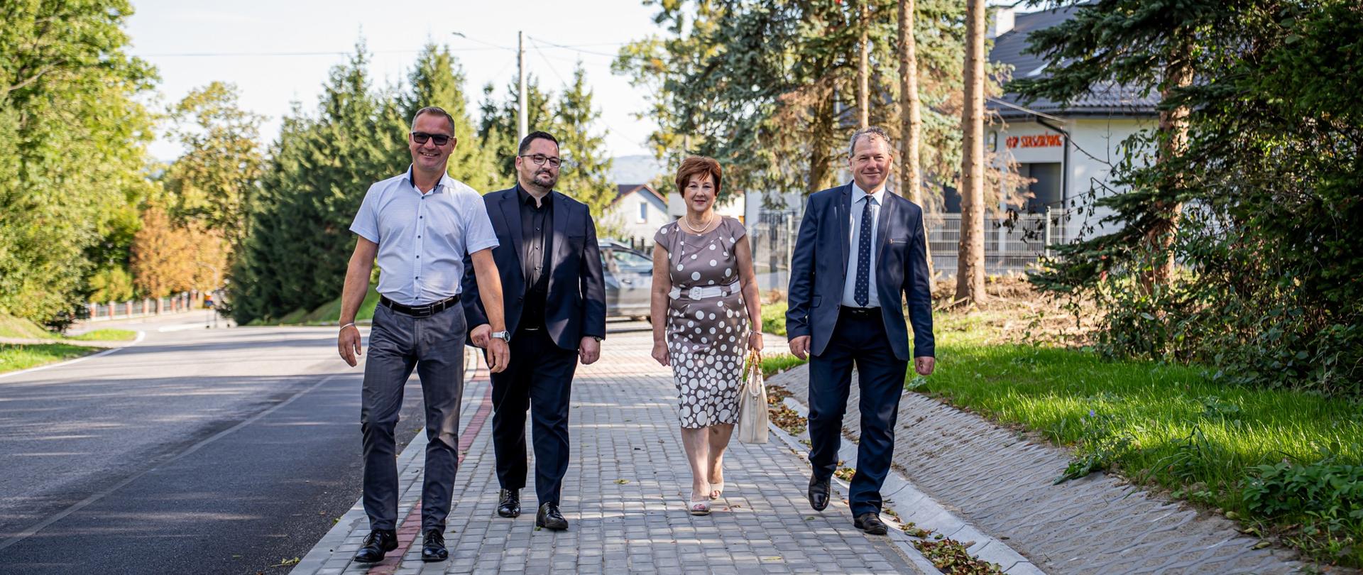 Starosta Gorlicki Mirosław Waląg, Wójt Gminy Moszczenica Jerzy Wałęga, Radna Halina Łaś, dyrektor PZD Rafał Wojna