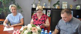 Popisanie umowy udzielenie dotacji pomiędzy Gminą Repki, a Parafią p.w. Najświętszej Trójcy w Szkopach
