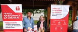 Przedstawiciele firm biorących udział w targach pozują do zdjęcia