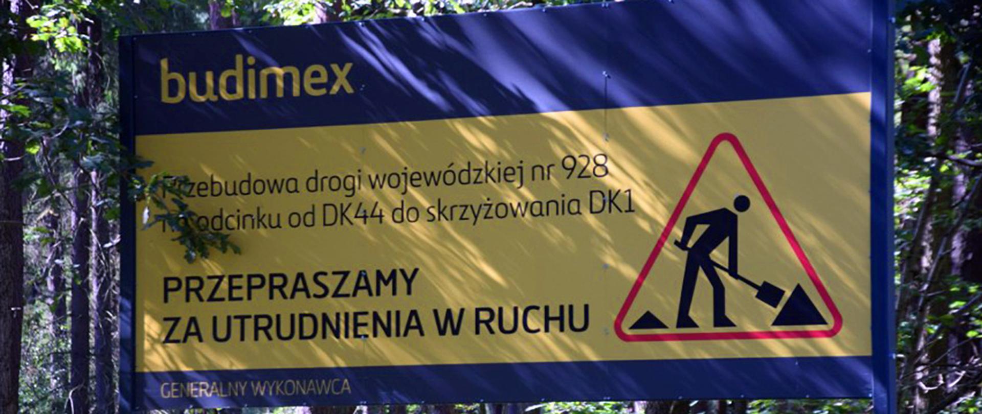Znak informujący robotach drogowych przy przebudowie drogi DW928