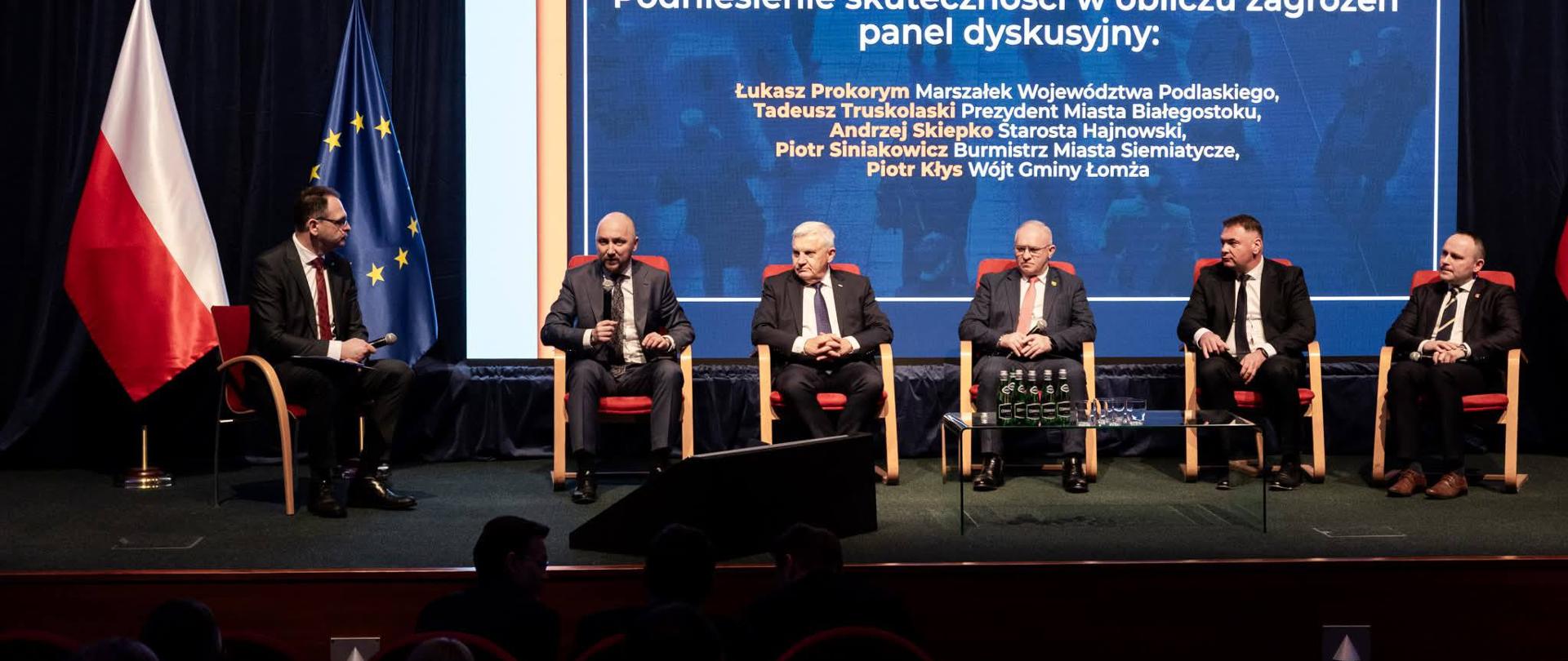 Starosta Hajnowski podczas publicznej debaty w towarzystwie przedstawicieli samorządów Województwa Podlaskiego