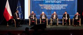 Starosta Hajnowski podczas publicznej debaty w towarzystwie przedstawicieli samorządów Województwa Podlaskiego
