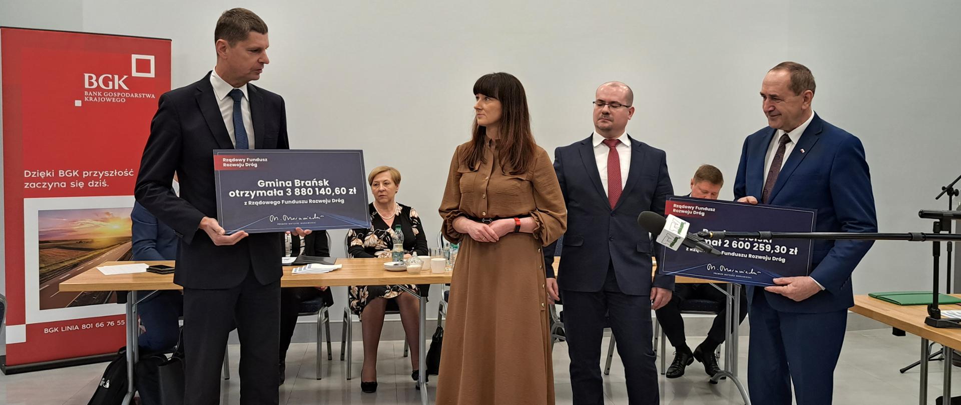 Wręczenie symbolicznych czeków na dofinansowanie zadań drogowych realizowanych w ramach Rządowego Funduszu Rozwoju Dróg