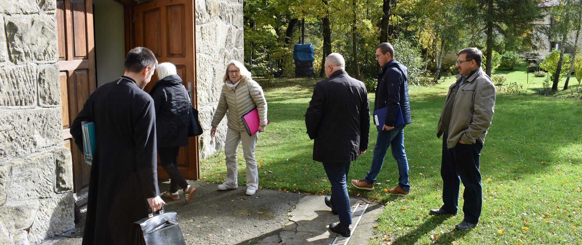 Komisja wchodzi do cerkwi