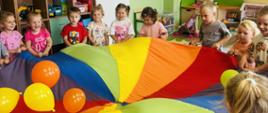 Pierwsze dni maluszków w przedszkolu - zabawy z chustą
