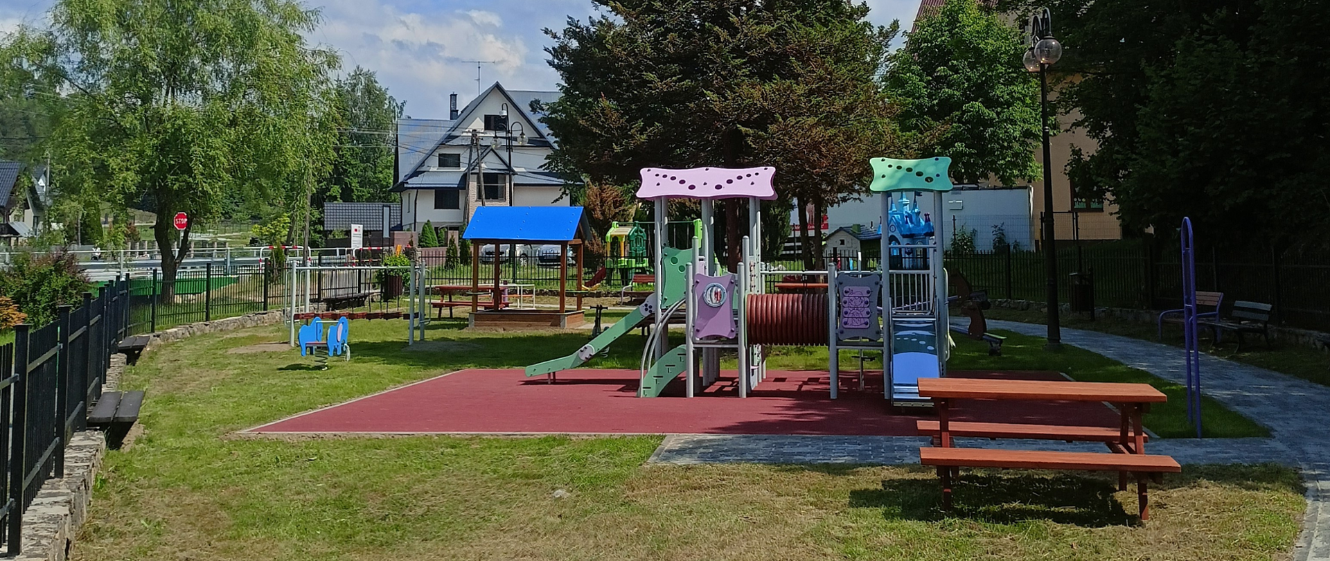  Przebudowa centrum wsi w Rokicinach Podhalańskich. Wymiana zużytych urządzeń zabawowych wraz adaptacją podłoża. Budowa nowego placu zabaw